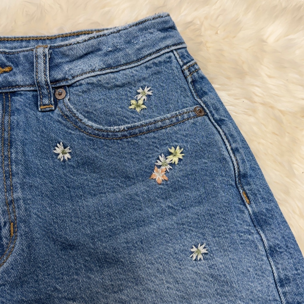 American Eagle women’s Embroidered Light Blue Denim raw hem Shorts size 4 - Picture 11 of 11